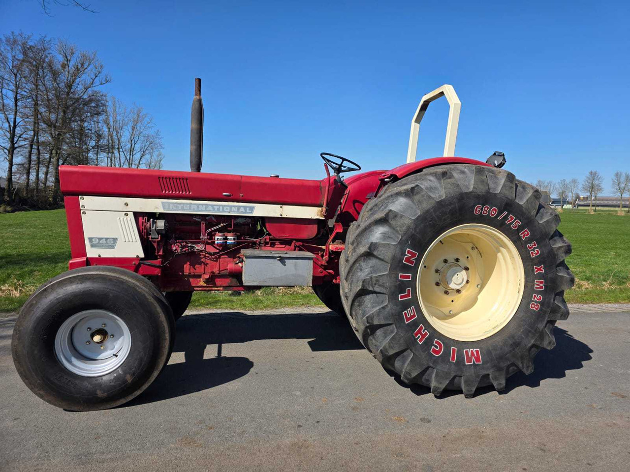 Tracteur agricole International 946