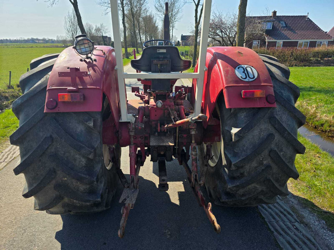 Tracteur agricole International 946