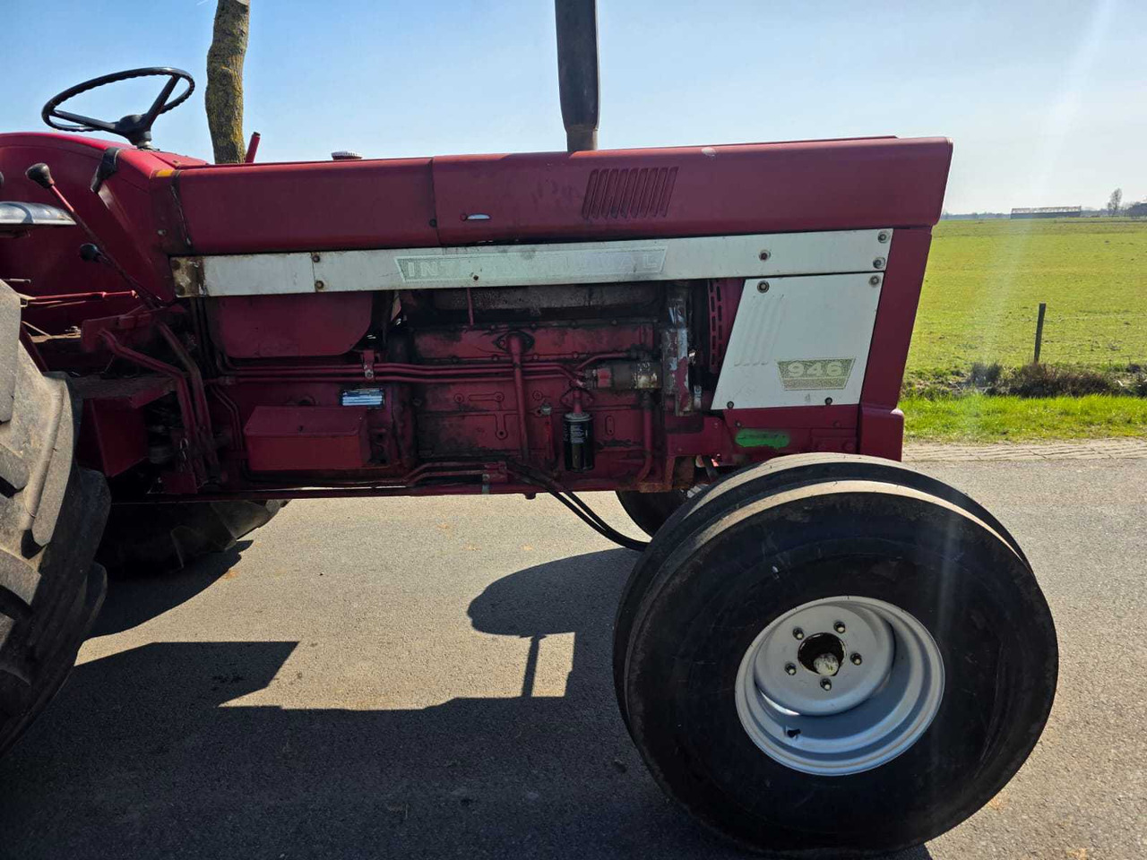 Tracteur agricole International 946