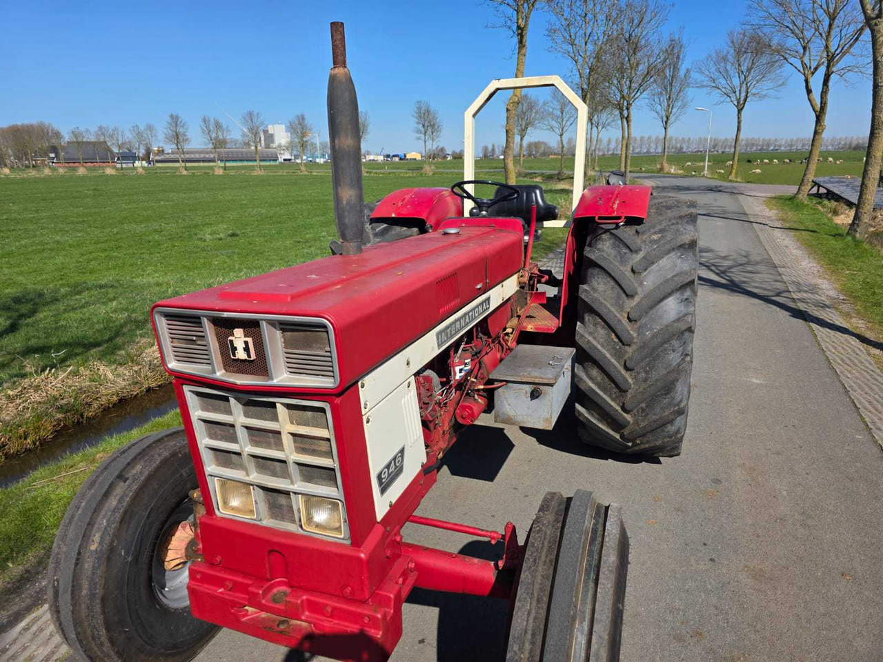 Tracteur agricole International 946