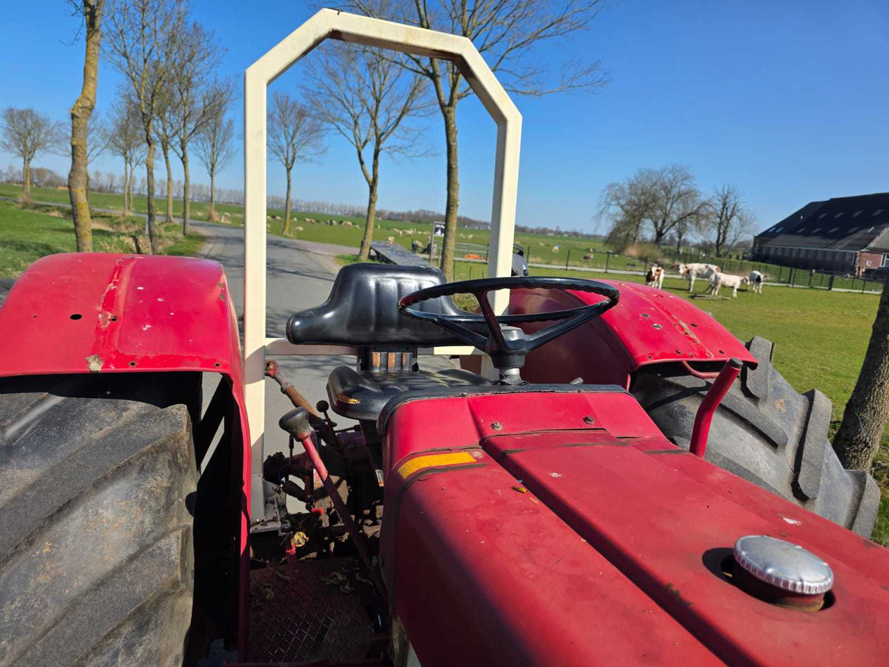 Tracteur agricole International 946