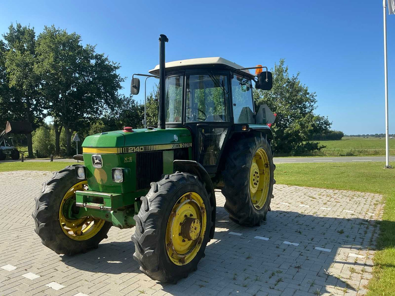Tracteur agricole John Deere 2140