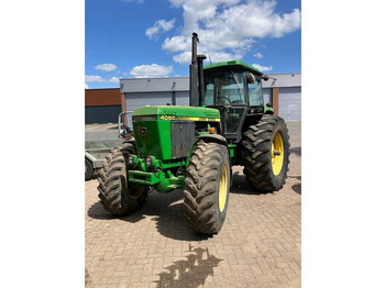 Tracteur agricole John Deere 4050