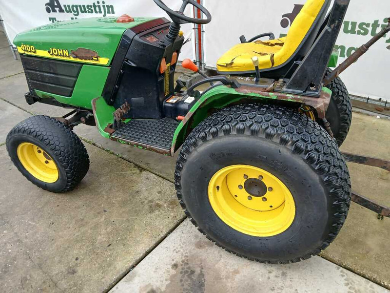 Tracteur agricole John Deere 4100