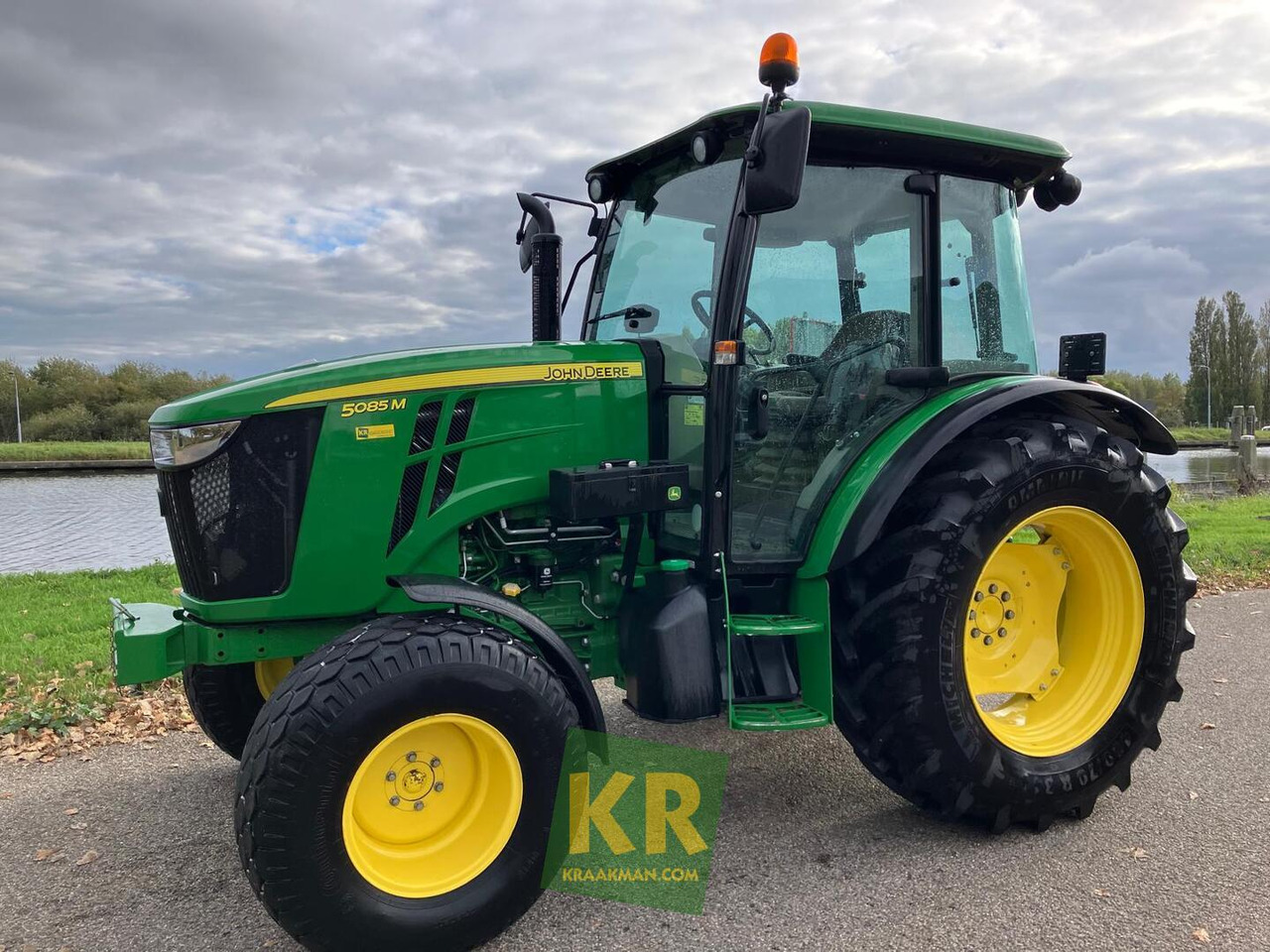Tracteur agricole John Deere 5085M