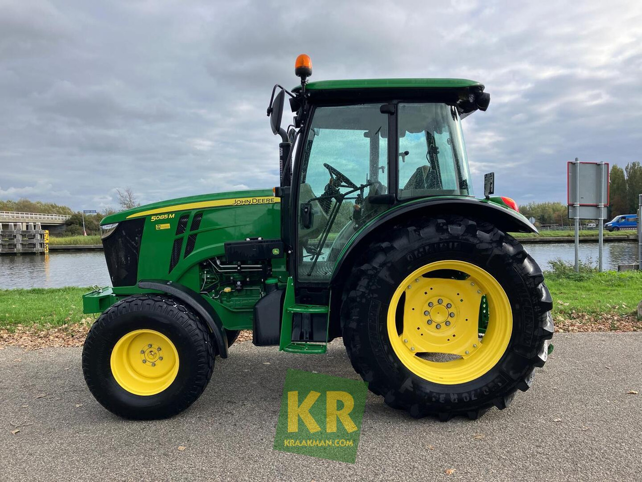 Tracteur agricole John Deere 5085M