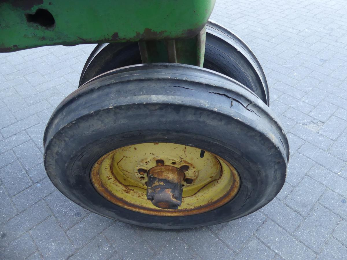 Tracteur agricole John-Deere 60