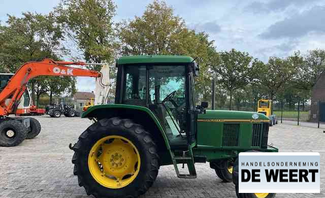 Tracteur agricole John Deere 6100