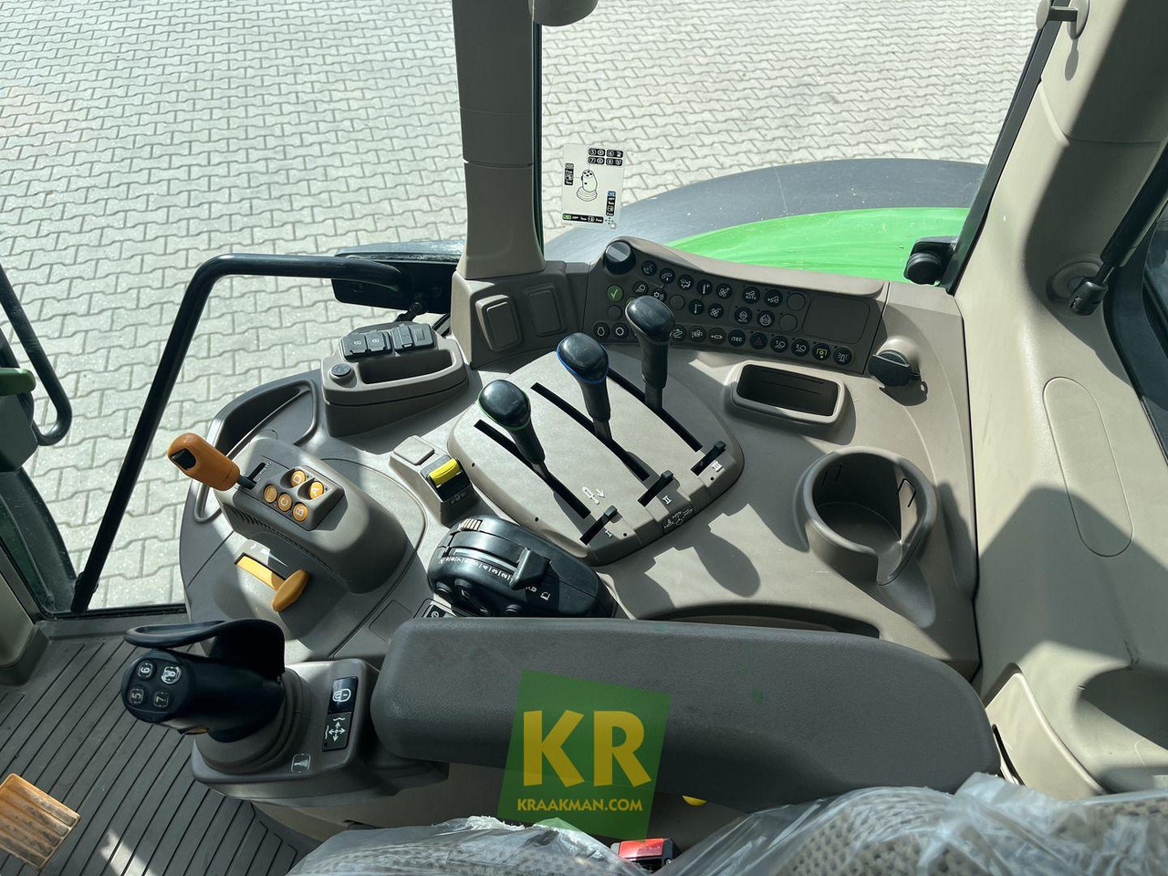 Tracteur agricole John Deere 6100M