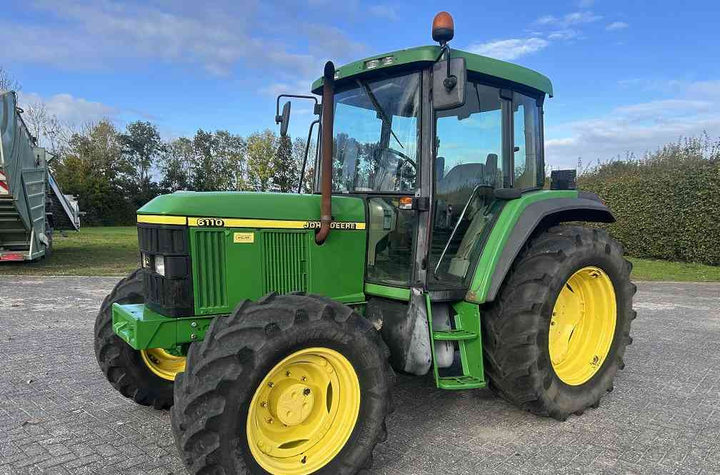 Tracteur agricole John Deere 6110