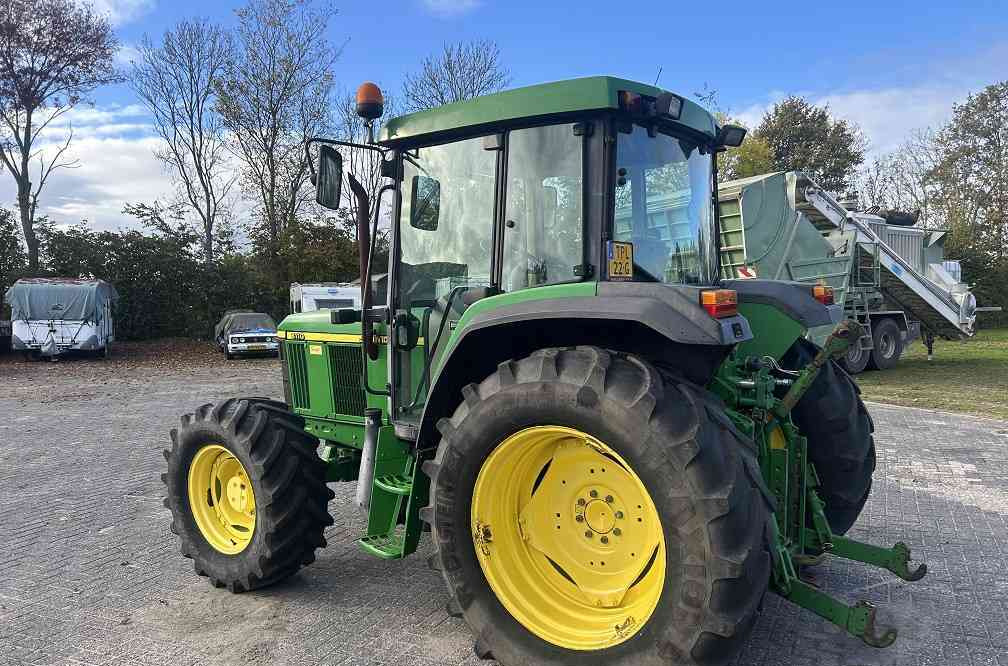 Tracteur agricole John Deere 6110
