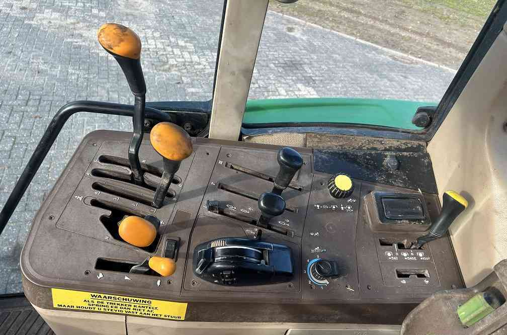 Tracteur agricole John Deere 6110