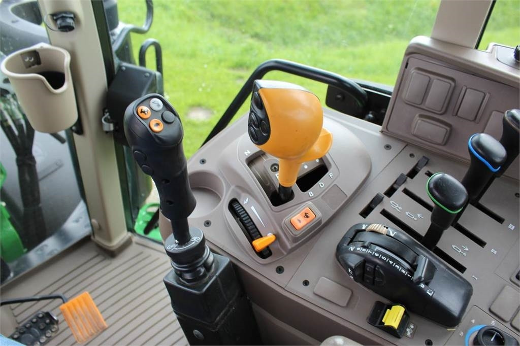 Tracteur agricole John Deere 6120M with 623R loader