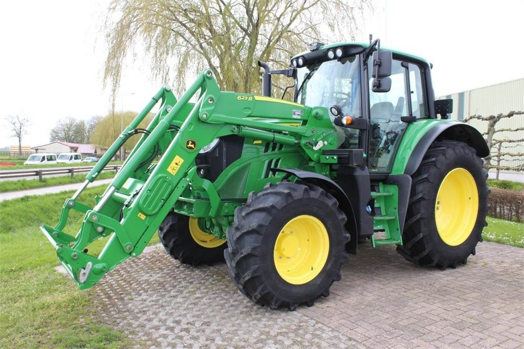 Tracteur agricole John Deere 6120M with 623R loader