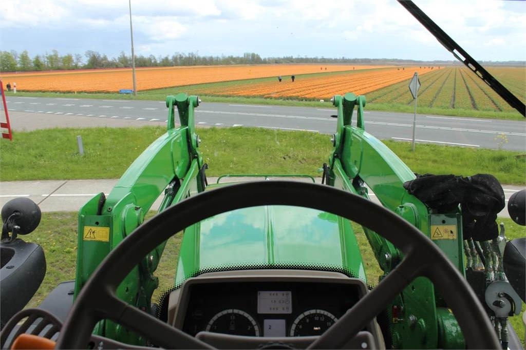 Tracteur agricole John Deere 6120M with 623R loader