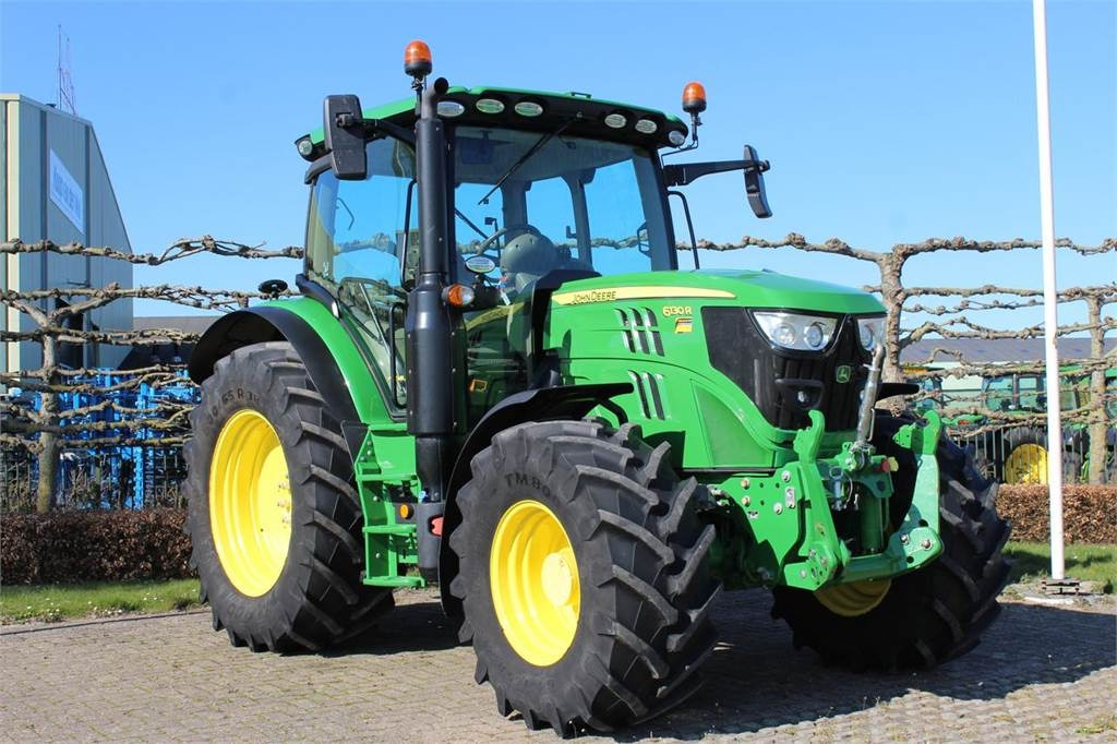 Tracteur agricole John Deere 6130R