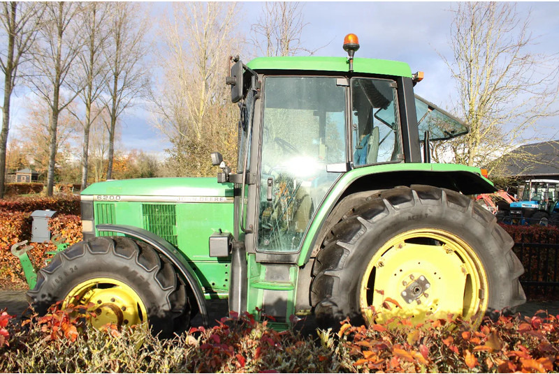 Tracteur agricole John Deere 6200