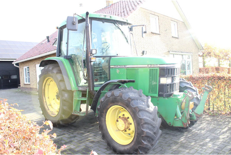 Tracteur agricole John Deere 6200