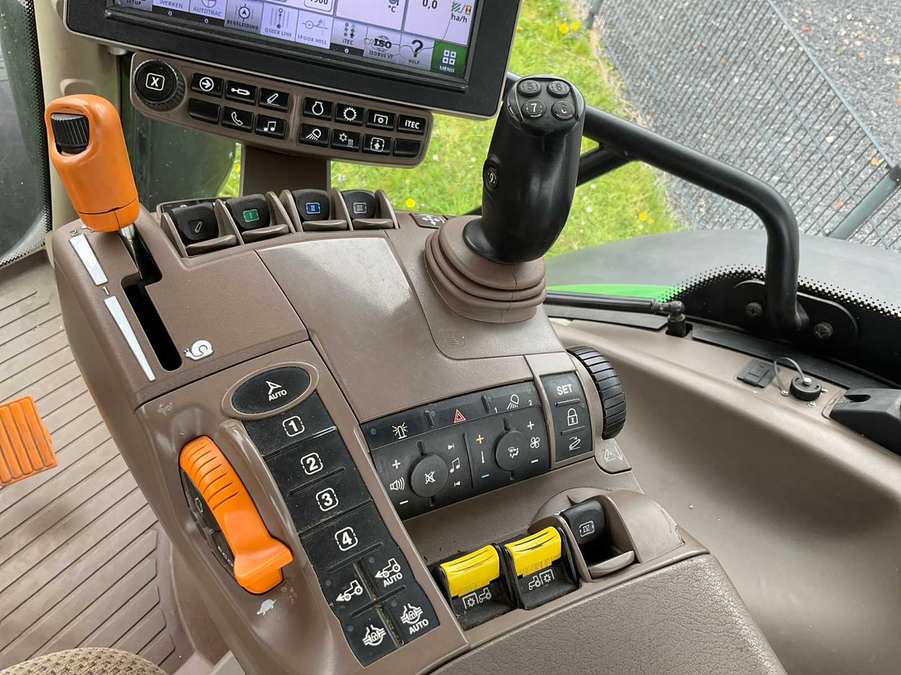 Tracteur agricole John Deere 6215R