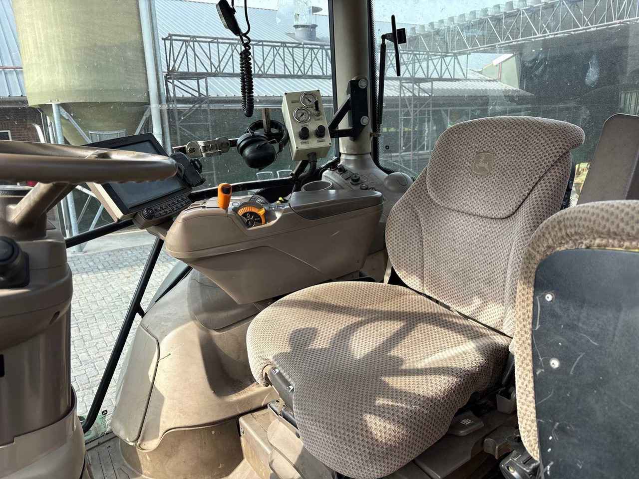 Tracteur agricole John Deere 6215R