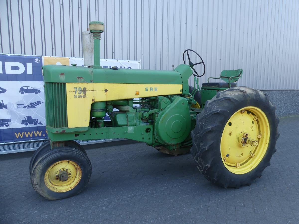 Tracteur agricole John-Deere 730
