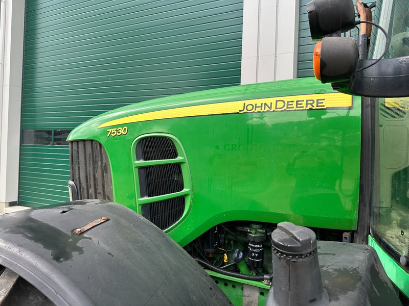 Tracteur agricole John Deere 7530