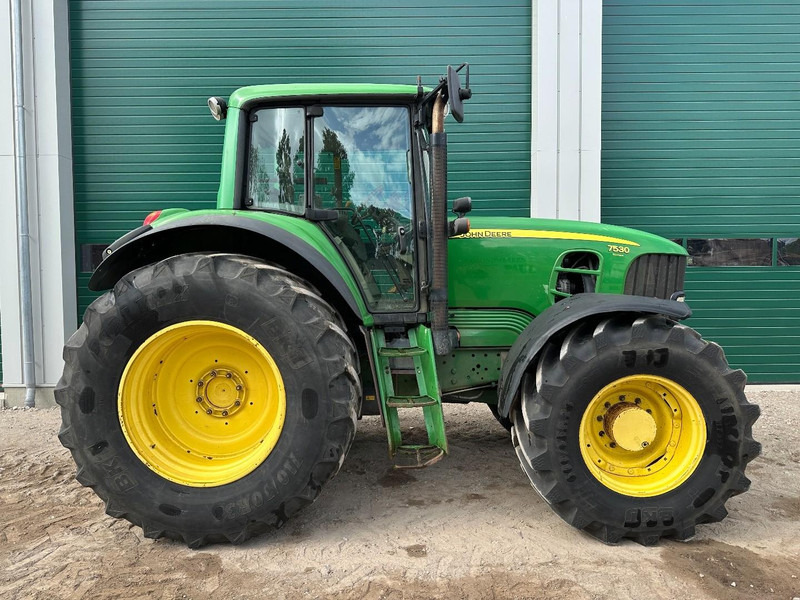 Tracteur agricole John Deere 7530