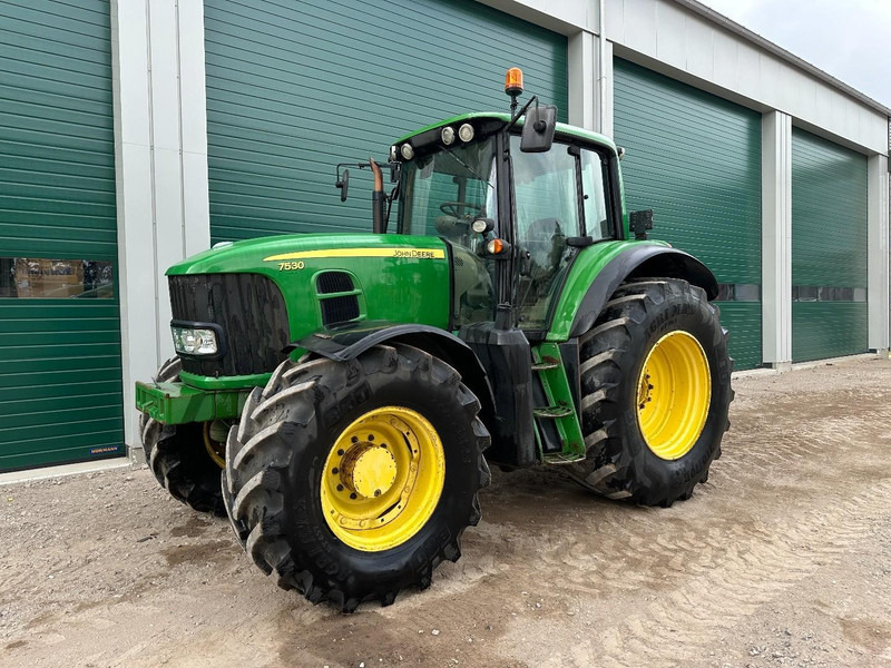 Tracteur agricole John Deere 7530