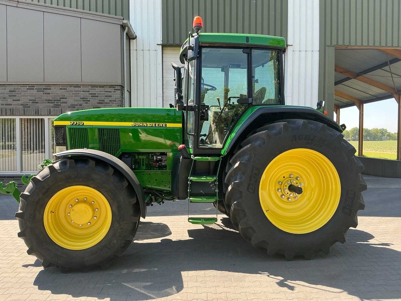 Tracteur agricole John Deere 7710