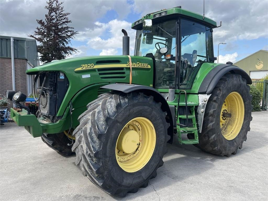 Tracteur agricole John Deere 7820