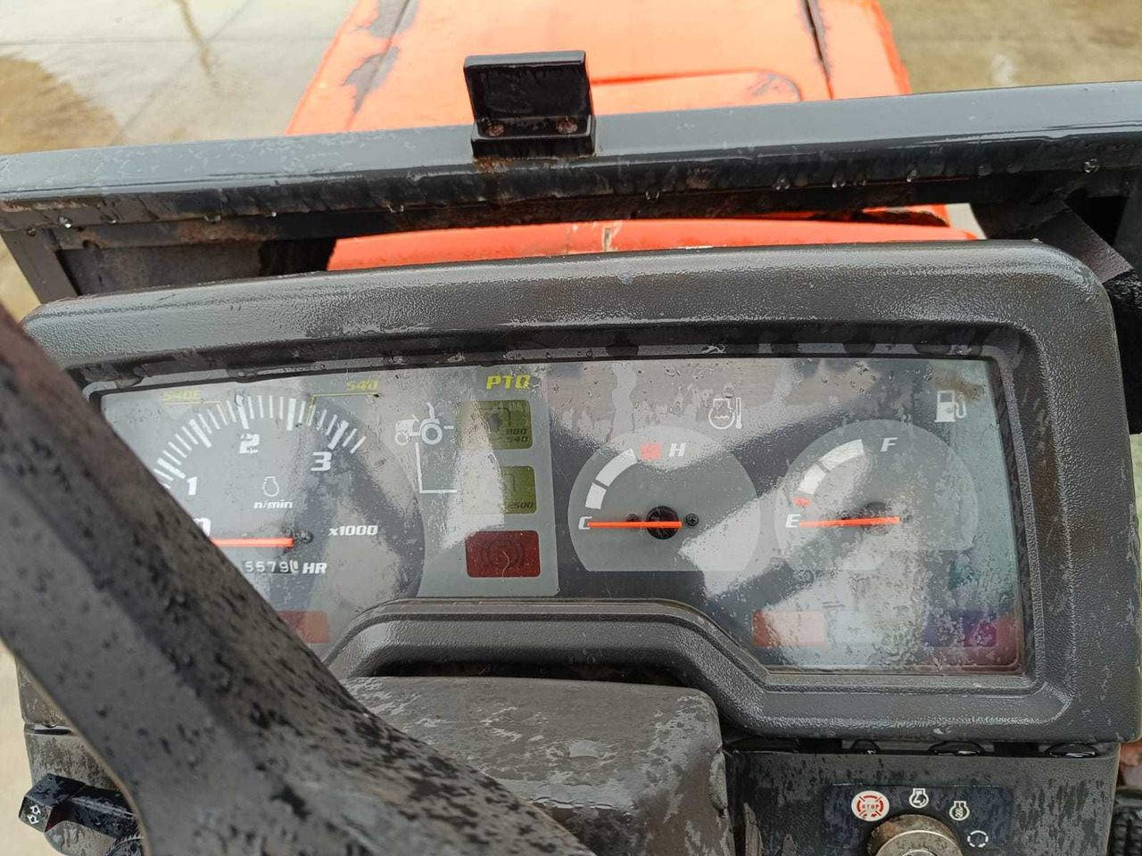 Tracteur agricole KUBOTA - STV40 - 4-WHEEL DRIVE TRACTOR