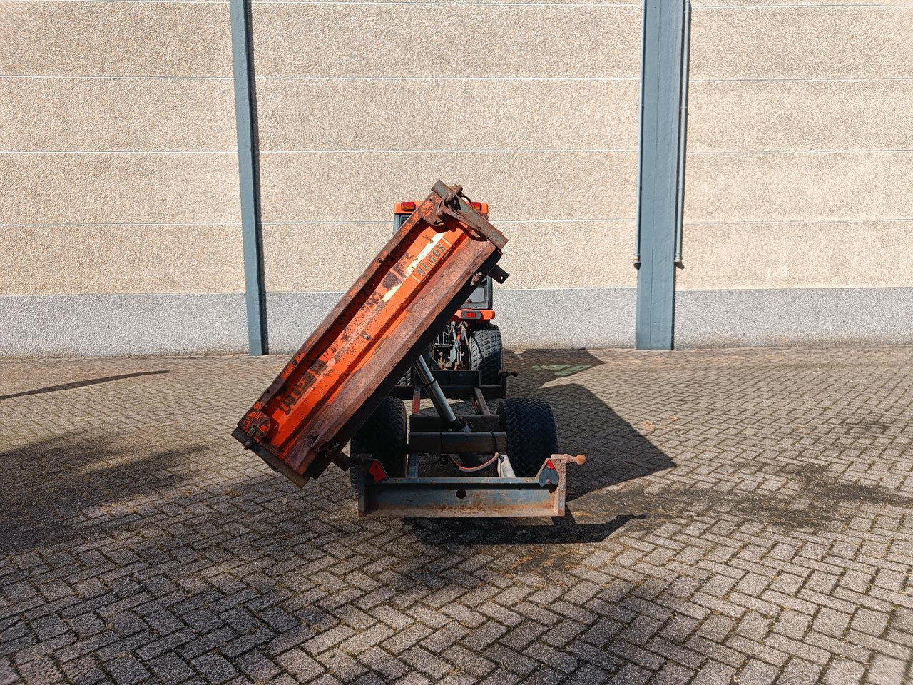 Tracteur agricole Kubota B2410 met Nimos Kipper