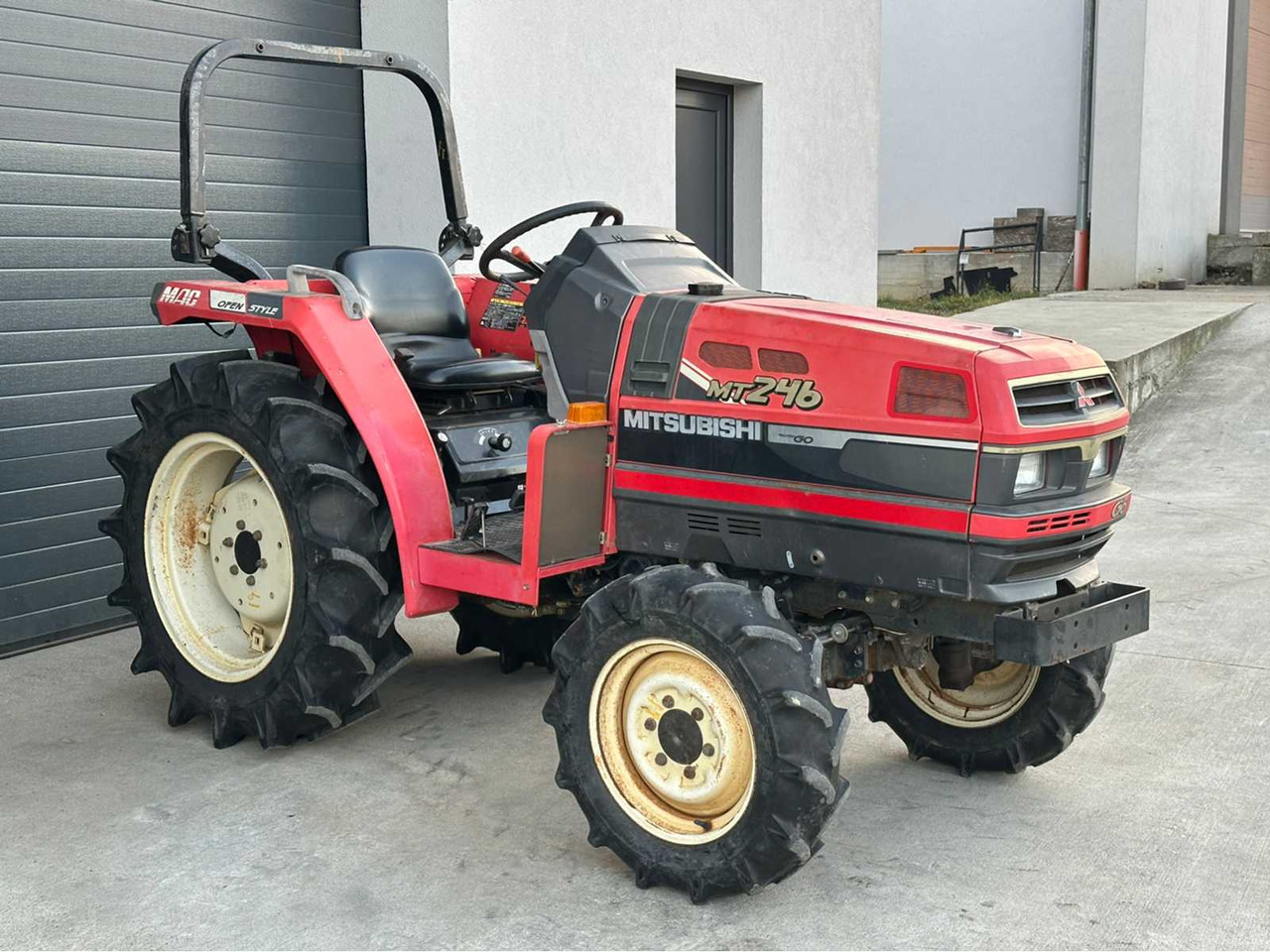 Tracteur agricole MITSUBISHI MT246 4-WHEEL DRIVE TRACTOR