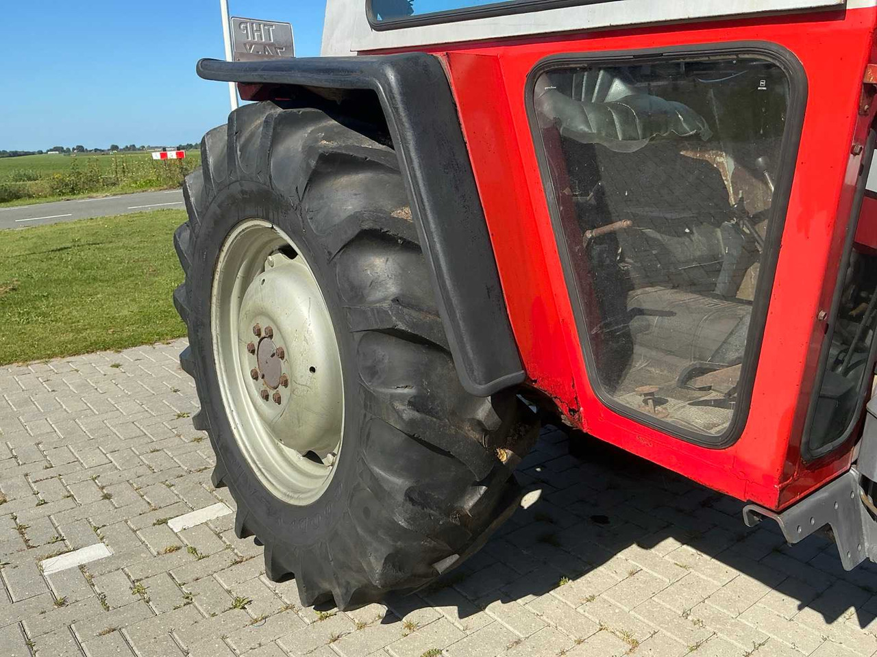 Tracteur agricole Massey Ferguson 560
