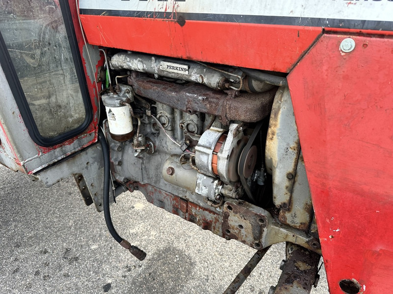 Tracteur agricole Massey Ferguson 575