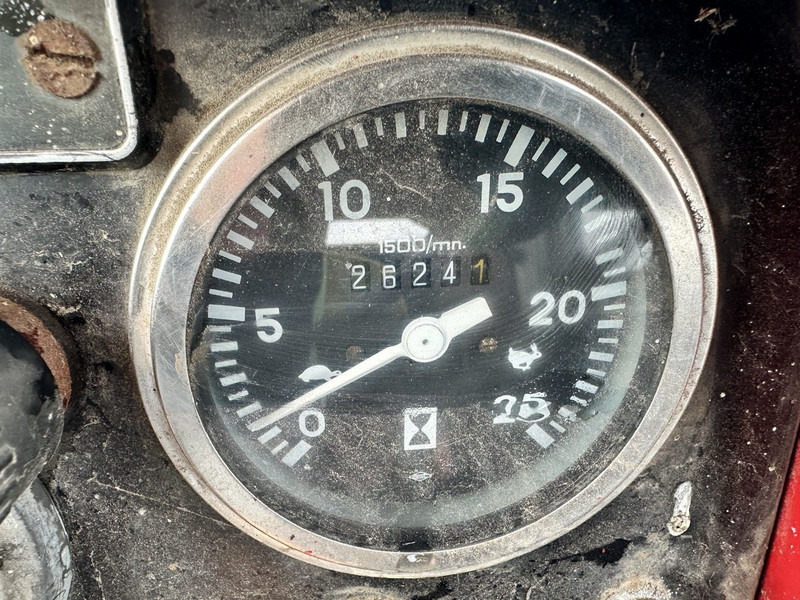 Tracteur agricole Massey Ferguson 575