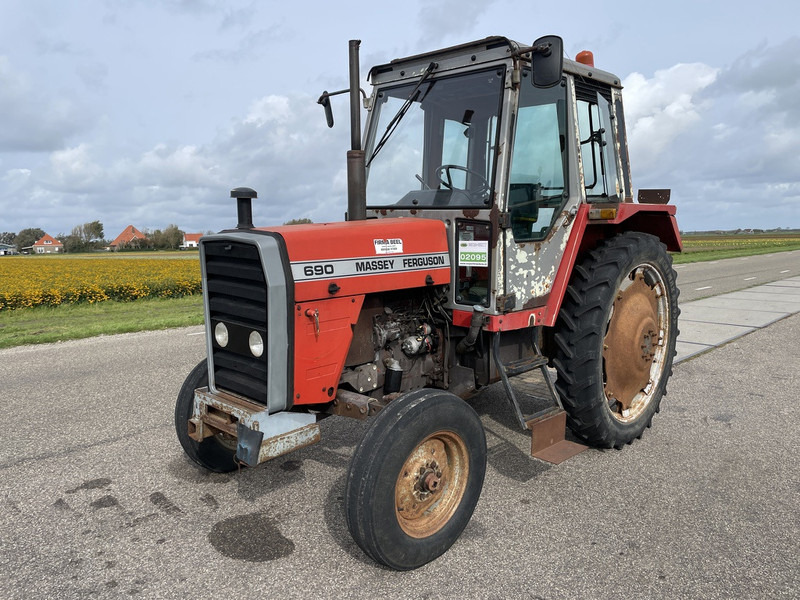 Tracteur agricole Massey Ferguson 690