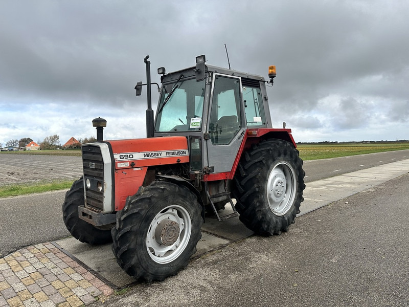 Tracteur agricole Massey Ferguson 690