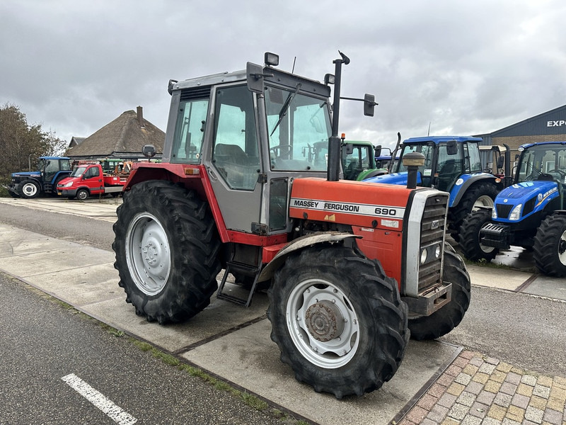 Tracteur agricole Massey Ferguson 690