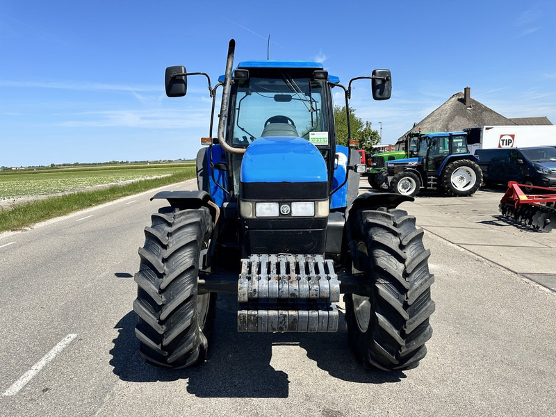 Tracteur agricole New Holland 8260