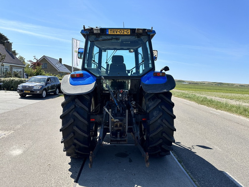 Tracteur agricole New Holland 8260