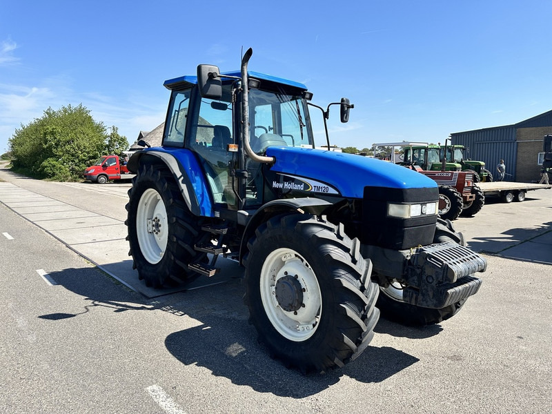 Tracteur agricole New Holland 8260