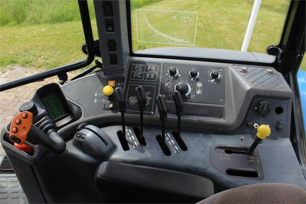 Tracteur agricole New Holland TM175