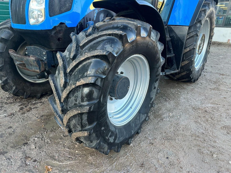 Tracteur agricole New Holland TVT 195 Dutch registration