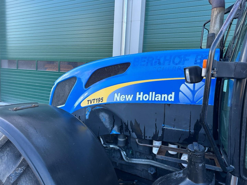 Tracteur agricole New Holland TVT 195 Dutch registration