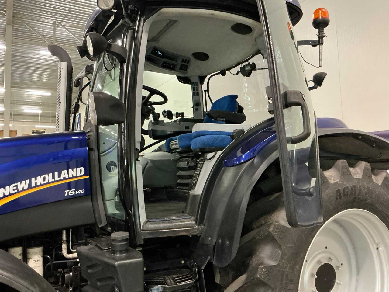 Tracteur agricole New holland T6.140 BluePower AC