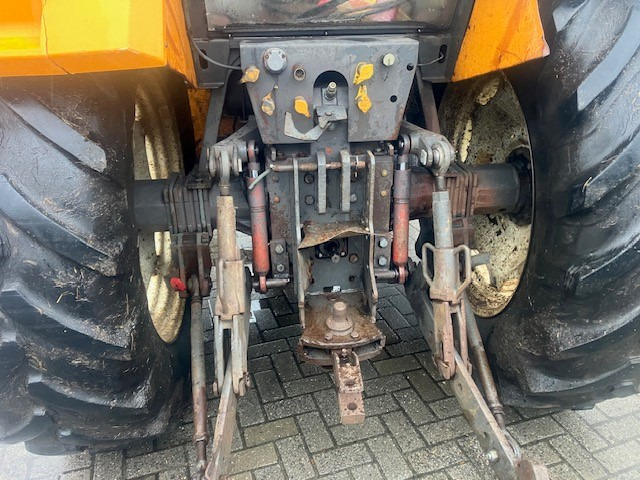 Tracteur agricole RENAULT 145.14