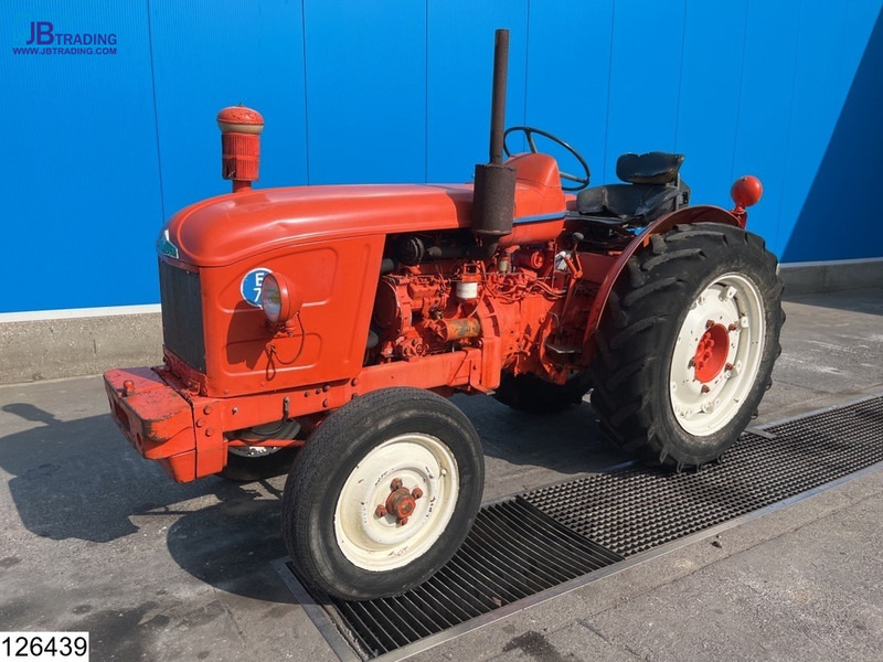 Tracteur agricole Renault R 7051
