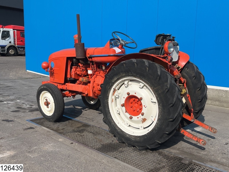 Tracteur agricole Renault R 7051