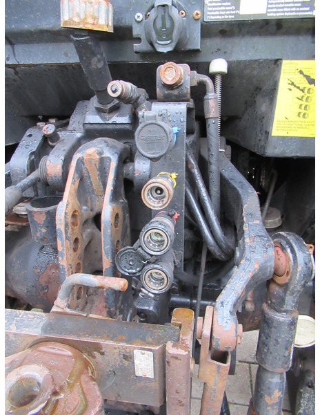 Tracteur agricole Valtra A75 4x2 + Fronthef VALMET